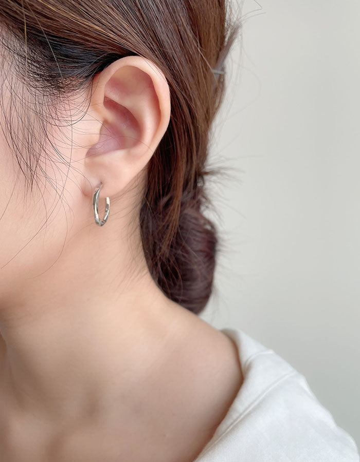 銀色不對稱鋯石耳環 - 925純銀針