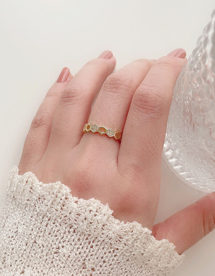 幾何鏤空造型鑲鑽戒指